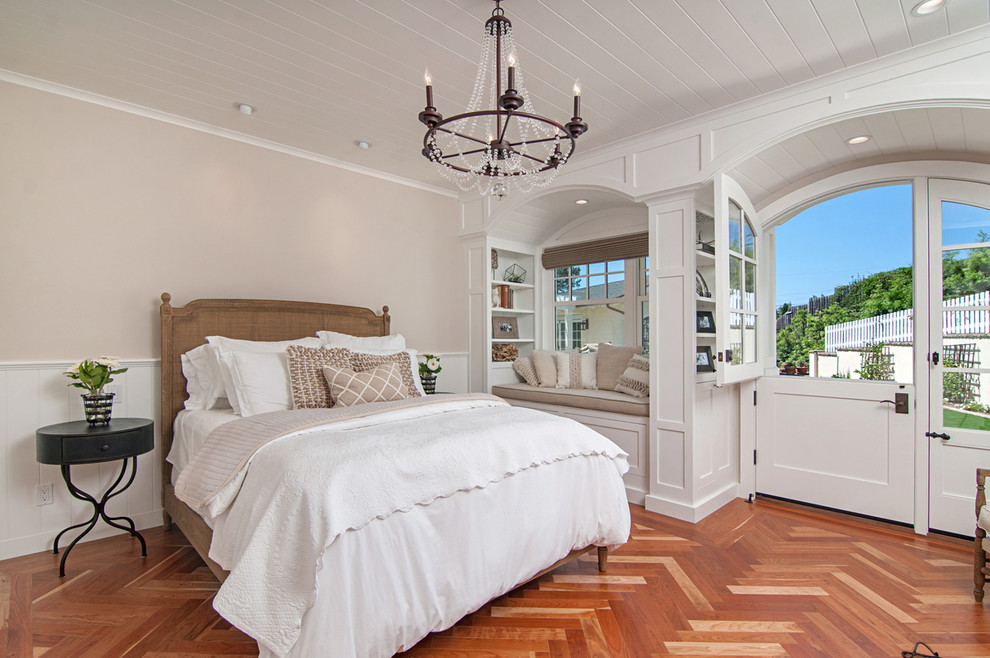 Inspiration pour une chambre d'amis traditionnelle de taille moyenne avec un mur blanc, un sol en bois brun et aucune cheminée.
