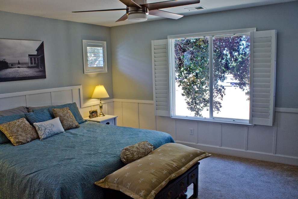 Diseño de dormitorio principal costero de tamaño medio sin chimenea con paredes azules y moqueta