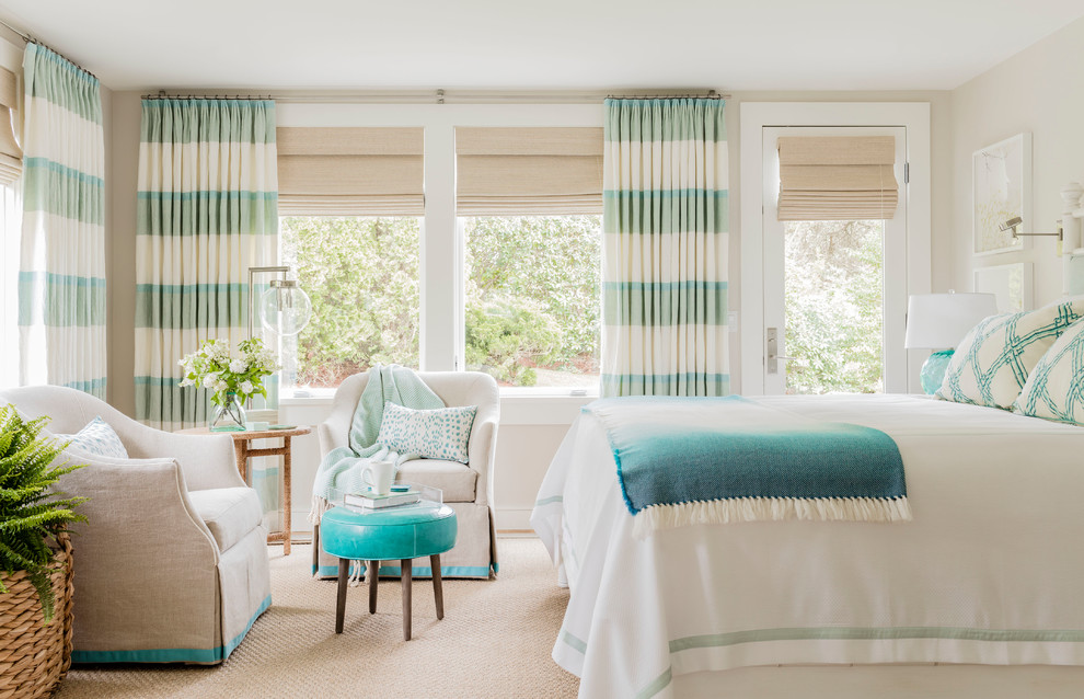 Immagine di una camera da letto stile marino con pareti beige