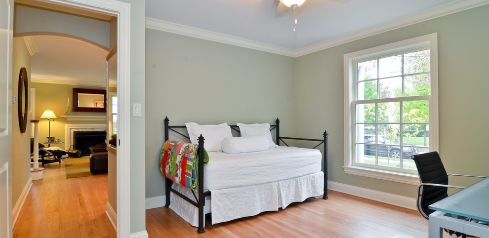 Foto di una camera degli ospiti chic di medie dimensioni con pareti verdi e parquet chiaro