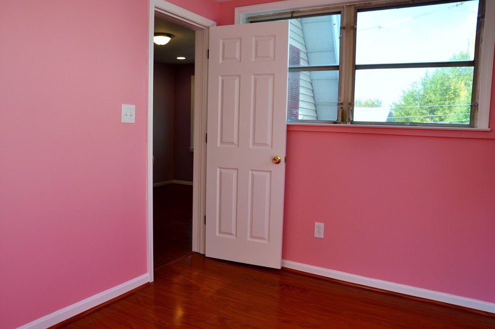 Idées déco pour une chambre d'amis éclectique de taille moyenne avec un mur rose, un sol en bois brun, aucune cheminée et un sol marron.