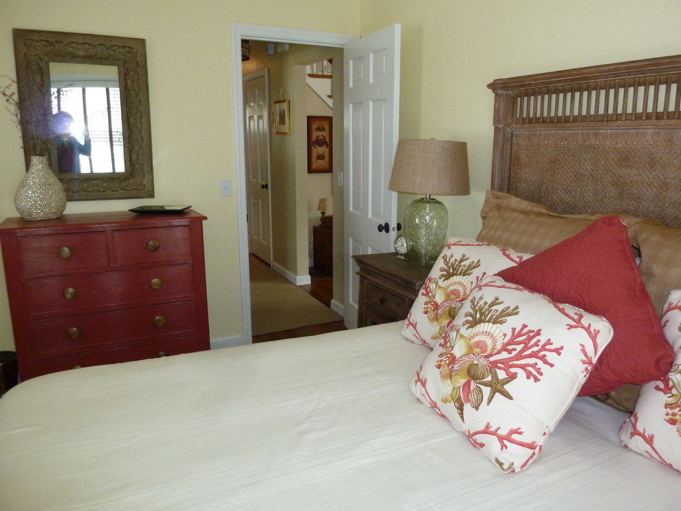 На фото: гостевая спальня среднего размера, (комната для гостей) в морском стиле с желтыми стенами и паркетным полом среднего тона с