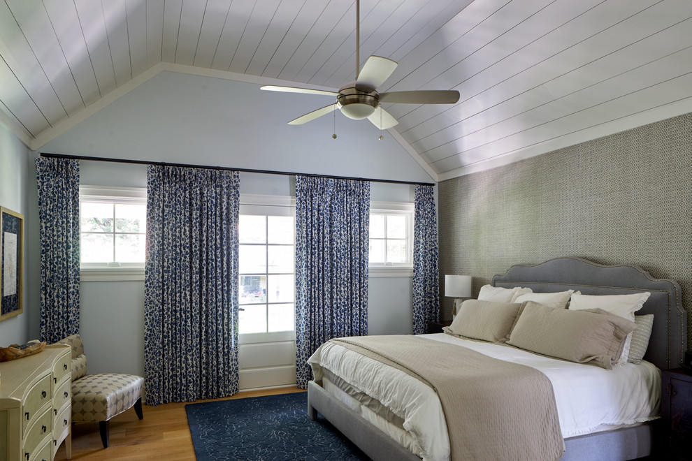 Источник вдохновения для домашнего уюта: хозяйская спальня среднего размера в классическом стиле с серыми стенами, паркетным полом среднего тона и коричневым полом