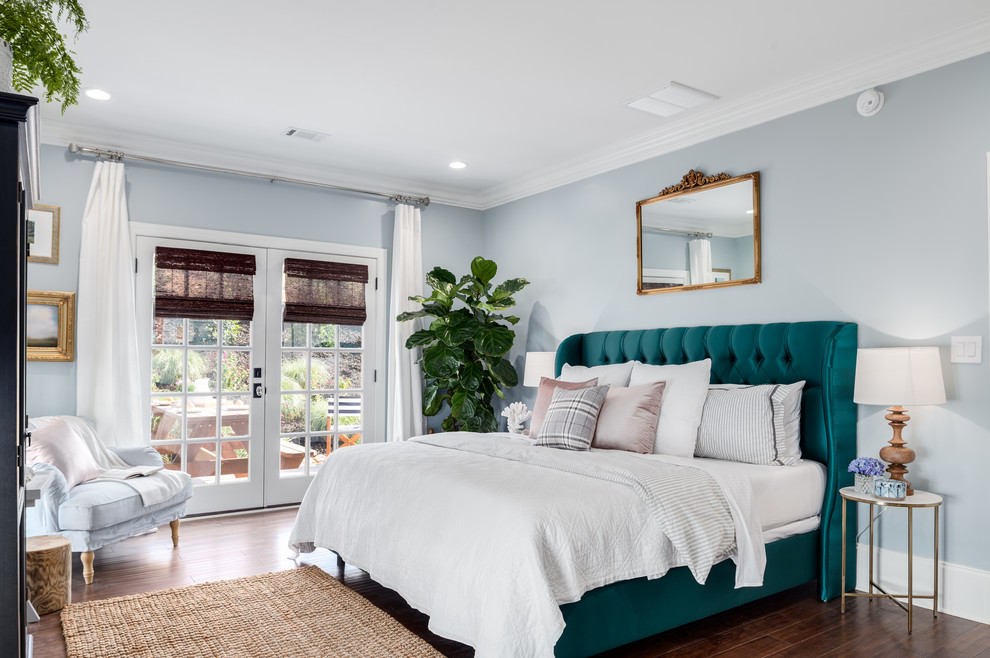 アトランタにあるトラディショナルスタイルのおしゃれな主寝室 (青い壁、濃色無垢フローリング、茶色い床) のレイアウト