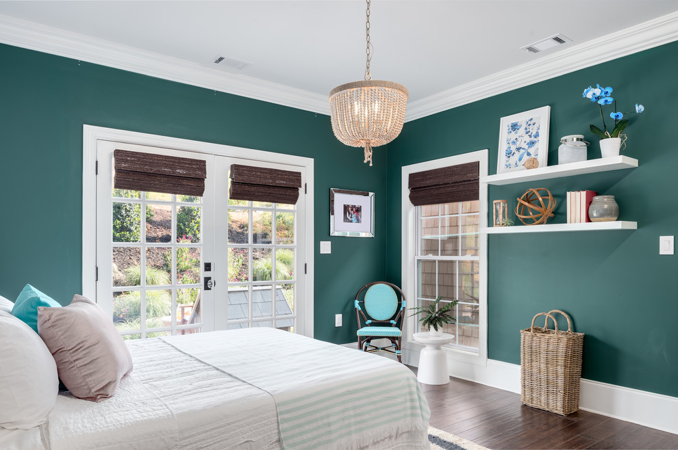 Inspiration pour une chambre parentale avec un mur vert, parquet foncé et un sol marron.