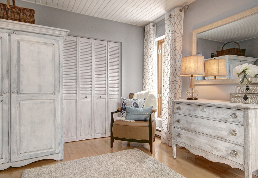 Источник вдохновения для домашнего уюта: большая хозяйская спальня в морском стиле с синими стенами и светлым паркетным полом