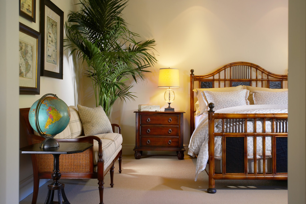 Klassisches Schlafzimmer mit beiger Wandfarbe und Teppichboden in Orange County