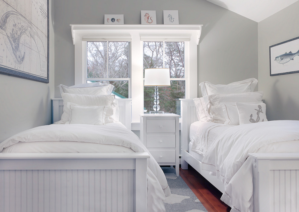 Идея дизайна: гостевая спальня (комната для гостей): освещение в морском стиле с серыми стенами