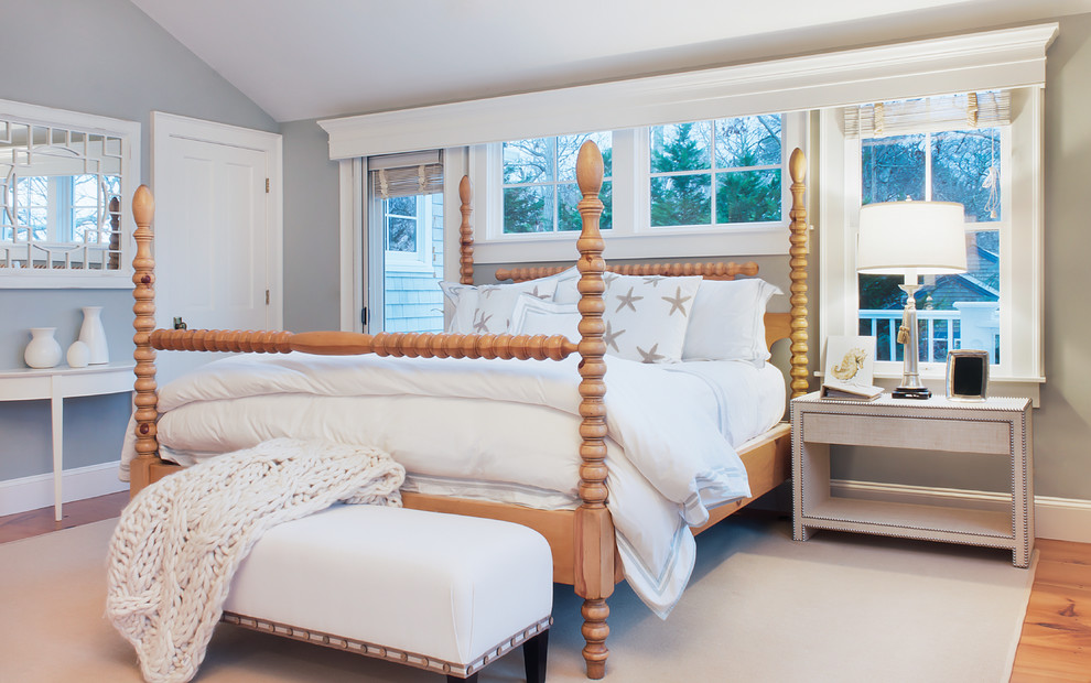 На фото: хозяйская спальня в морском стиле с серыми стенами с