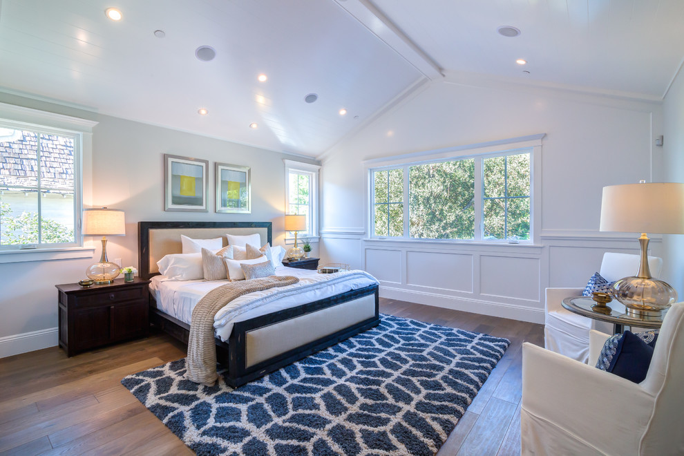 Стильный дизайн: большая хозяйская спальня: освещение в стиле неоклассика (современная классика) с белыми стенами и темным паркетным полом без камина - последний тренд