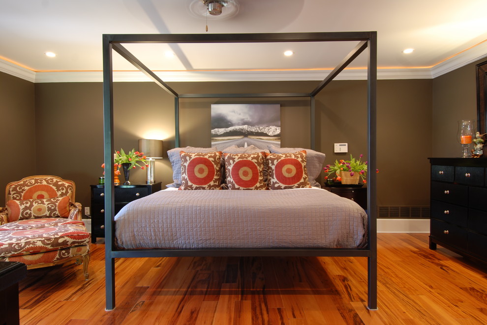 Ejemplo de dormitorio principal tradicional grande con paredes marrones, suelo de madera oscura y suelo multicolor