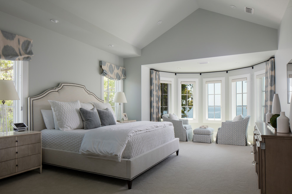 Источник вдохновения для домашнего уюта: хозяйская спальня в морском стиле с серыми стенами, ковровым покрытием и белым полом