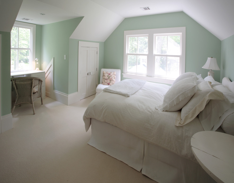 Klassisches Schlafzimmer mit grüner Wandfarbe in New York