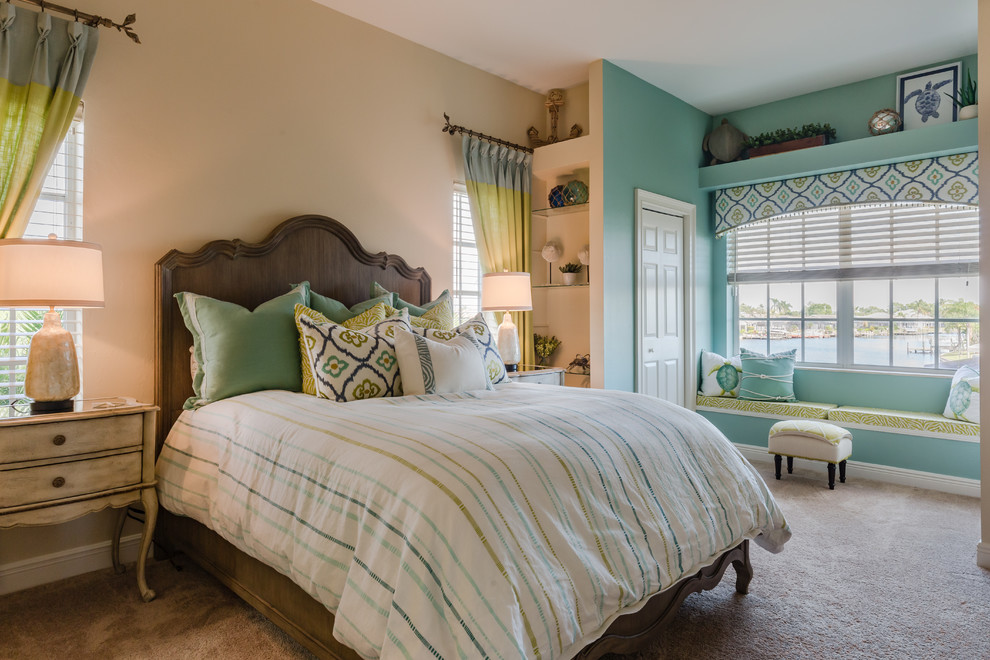 マイアミにある中くらいなビーチスタイルのおしゃれな客用寝室 (青い壁、カーペット敷き、ベージュの床、暖炉なし) のレイアウト