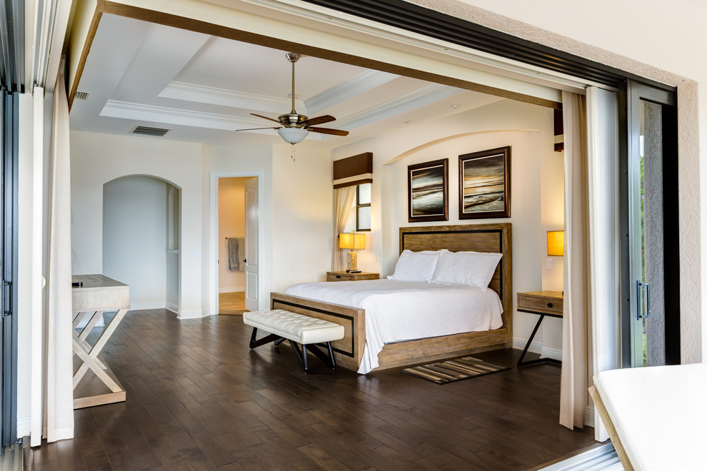 Imagen de dormitorio clásico renovado sin chimenea con paredes amarillas y suelo de madera oscura
