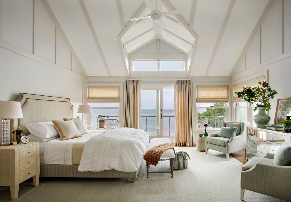 ボストンにあるビーチスタイルのおしゃれな主寝室 (白い壁、ベージュの床、無垢フローリング) のレイアウト