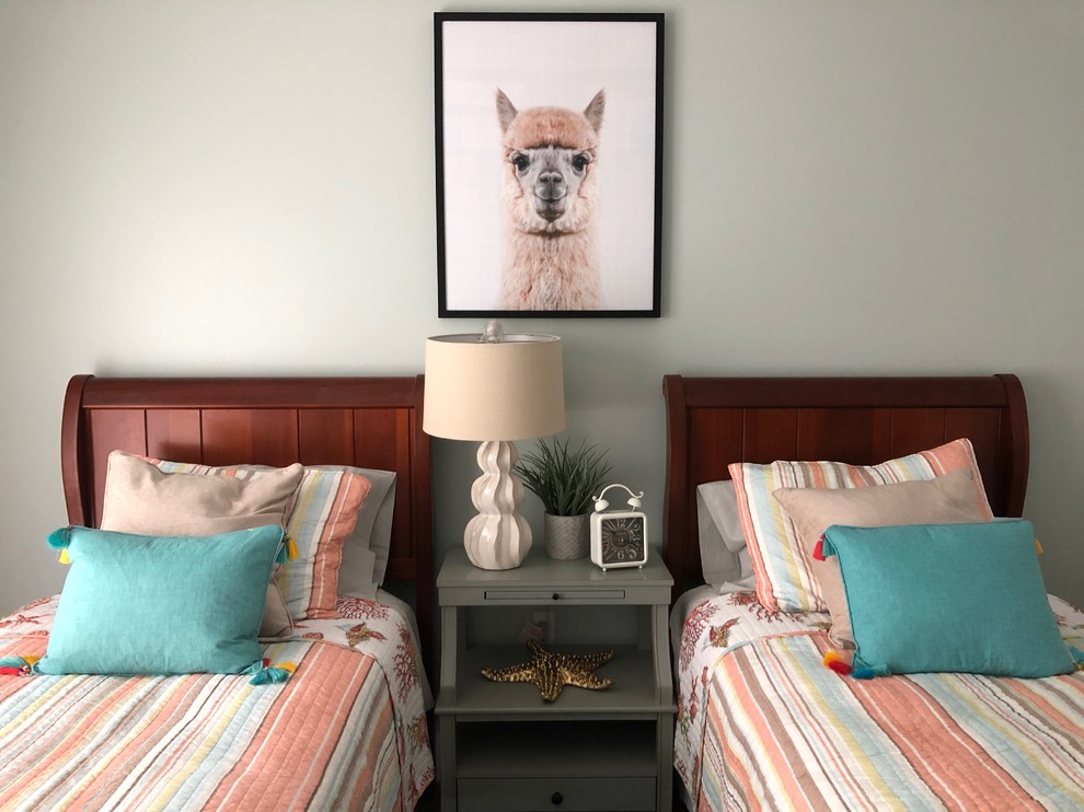 Imagen de habitación de invitados costera de tamaño medio con paredes verdes, suelo vinílico y suelo gris