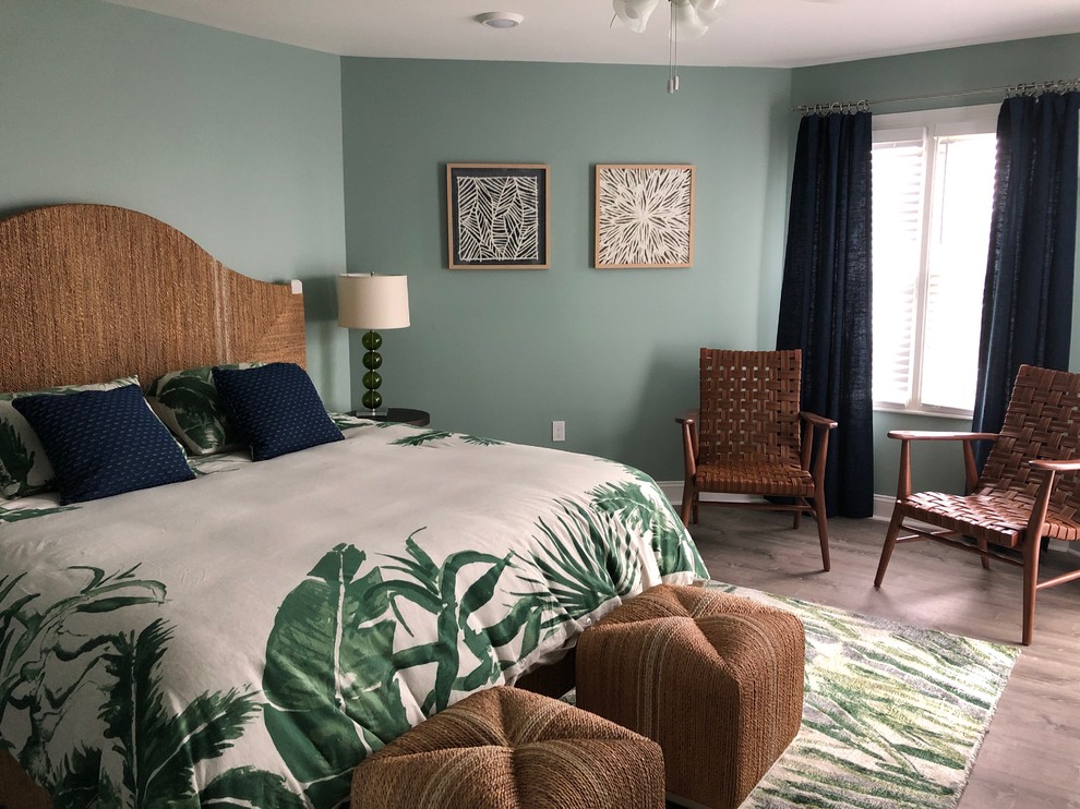 Immagine di una grande camera degli ospiti tropicale con pareti verdi, pavimento in vinile e pavimento grigio