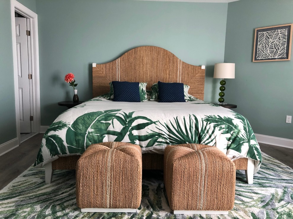 Пример оригинального дизайна: большая хозяйская спальня в морском стиле с зелеными стенами, полом из винила и серым полом