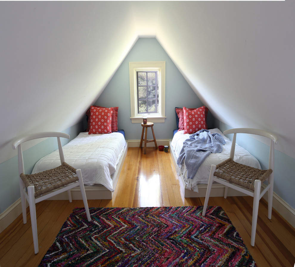 Kleines Klassisches Schlafzimmer ohne Kamin, im Loft-Style mit blauer Wandfarbe und hellem Holzboden in Portland Maine