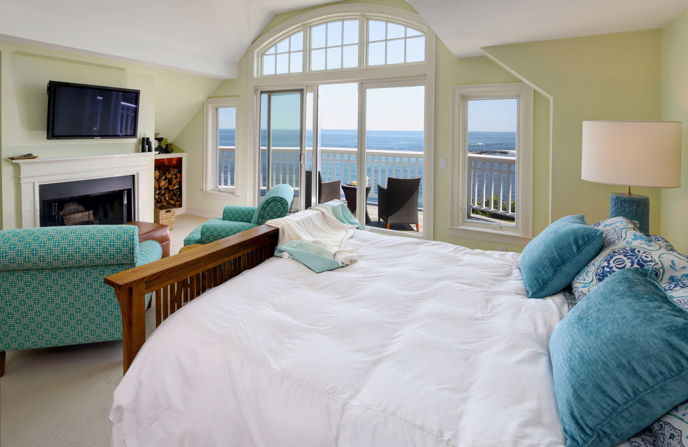 Стильный дизайн: большая хозяйская спальня в классическом стиле с зелеными стенами, ковровым покрытием, стандартным камином и фасадом камина из штукатурки - последний тренд
