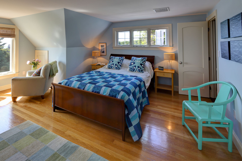 Источник вдохновения для домашнего уюта: гостевая спальня среднего размера, (комната для гостей) в морском стиле с синими стенами и светлым паркетным полом без камина