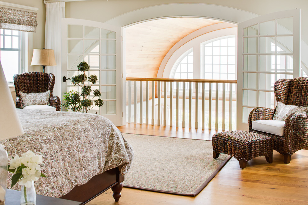 Idee per una camera da letto stile marinaro con pareti beige, parquet chiaro e nessun camino