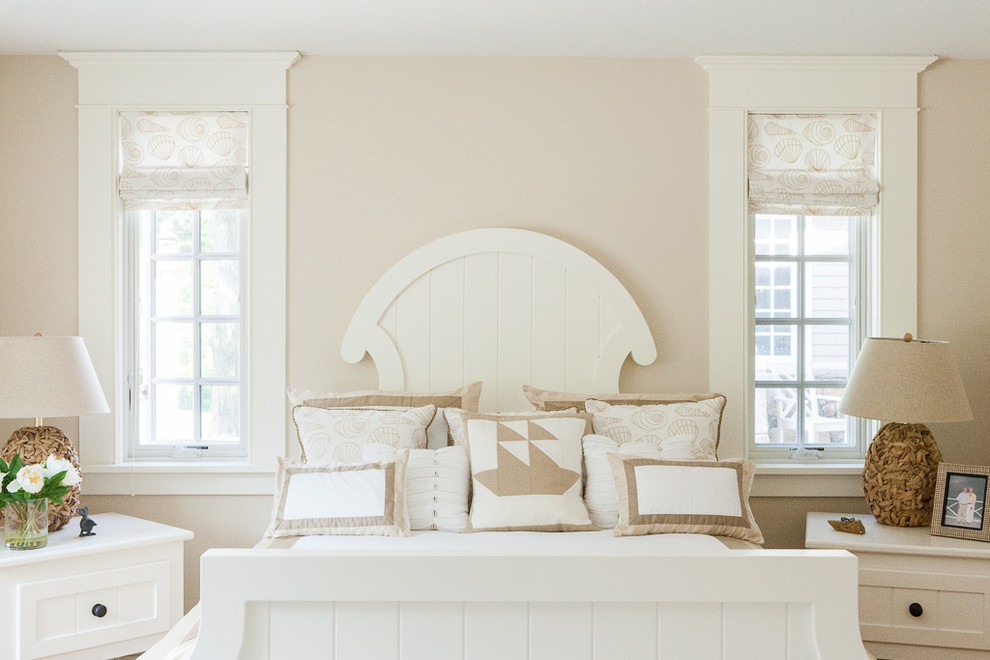 Maritimes Schlafzimmer ohne Kamin mit beiger Wandfarbe in Portland Maine