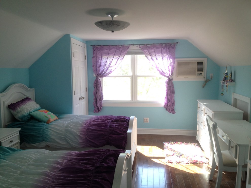 Modelo de habitación de invitados clásica de tamaño medio sin chimenea con paredes azules, suelo de madera oscura y suelo marrón
