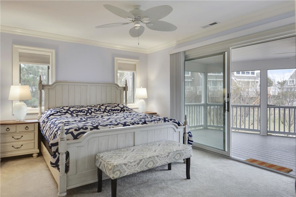 Стильный дизайн: маленькая хозяйская спальня в морском стиле с серыми стенами и светлым паркетным полом для на участке и в саду - последний тренд