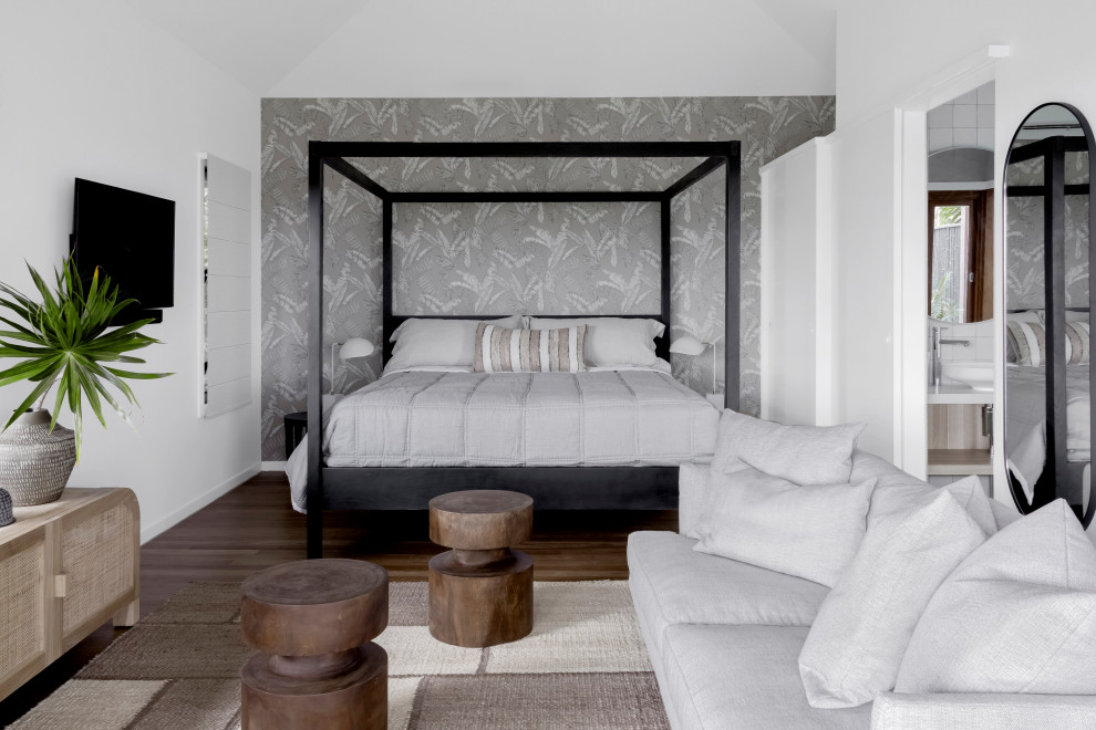 Modernes Hauptschlafzimmer mit grauer Wandfarbe, dunklem Holzboden, braunem Boden, gewölbter Decke und Tapetenwänden in Sonstige