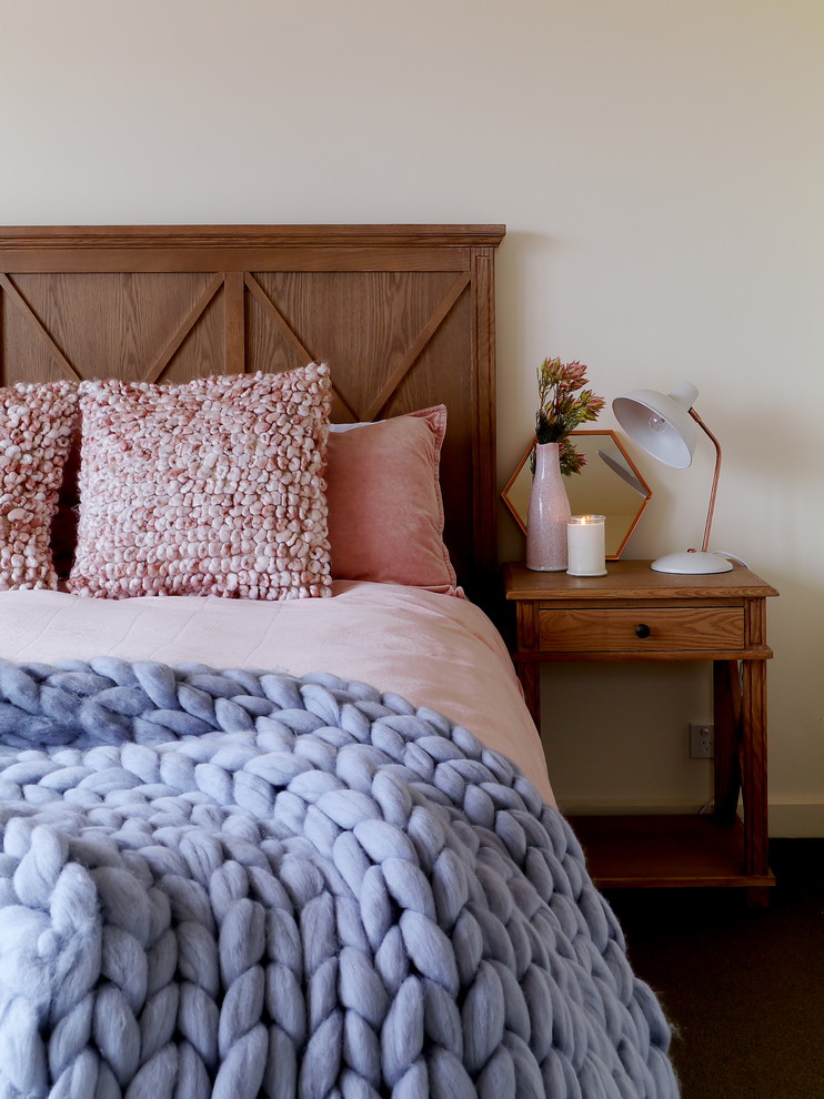 メルボルンにある中くらいなビーチスタイルのおしゃれな客用寝室 (白い壁、カーペット敷き、茶色い床) のレイアウト