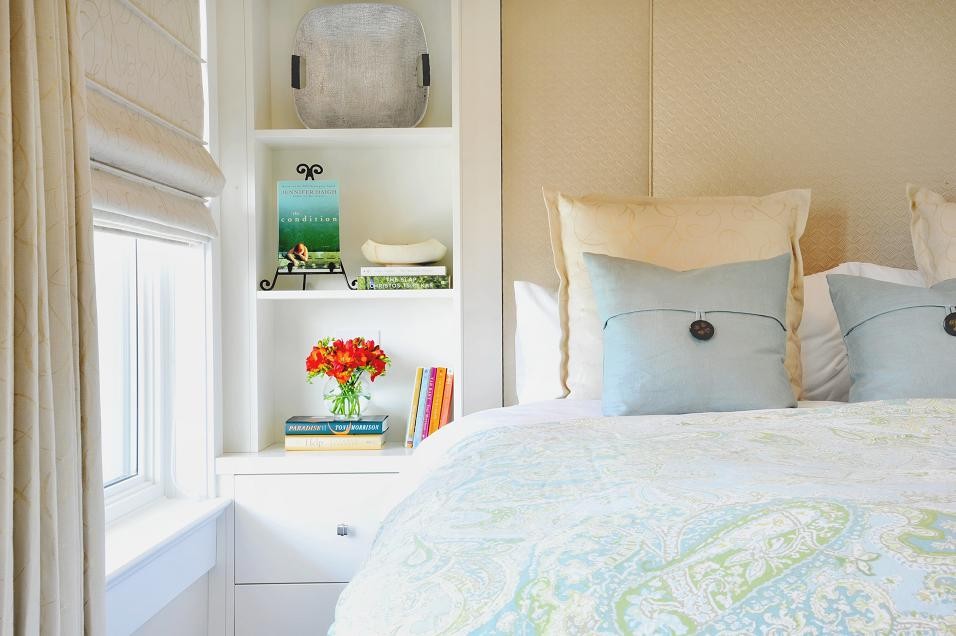 Идея дизайна: хозяйская спальня среднего размера в стиле неоклассика (современная классика) с белыми стенами и паркетным полом среднего тона без камина