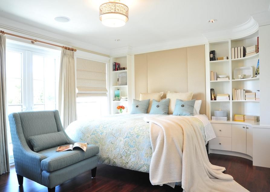 Foto de dormitorio principal clásico renovado de tamaño medio sin chimenea con paredes blancas y suelo de madera en tonos medios