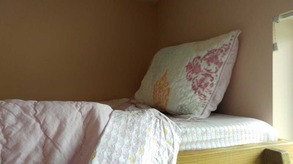 Small mid-century modern carpeted bedroom photo in Seattle with pink walls