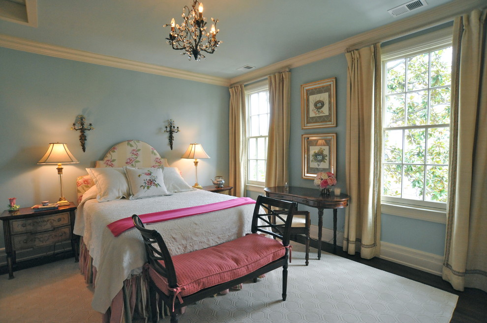 Klassisches Hauptschlafzimmer mit blauer Wandfarbe, dunklem Holzboden und braunem Boden in Washington, D.C.