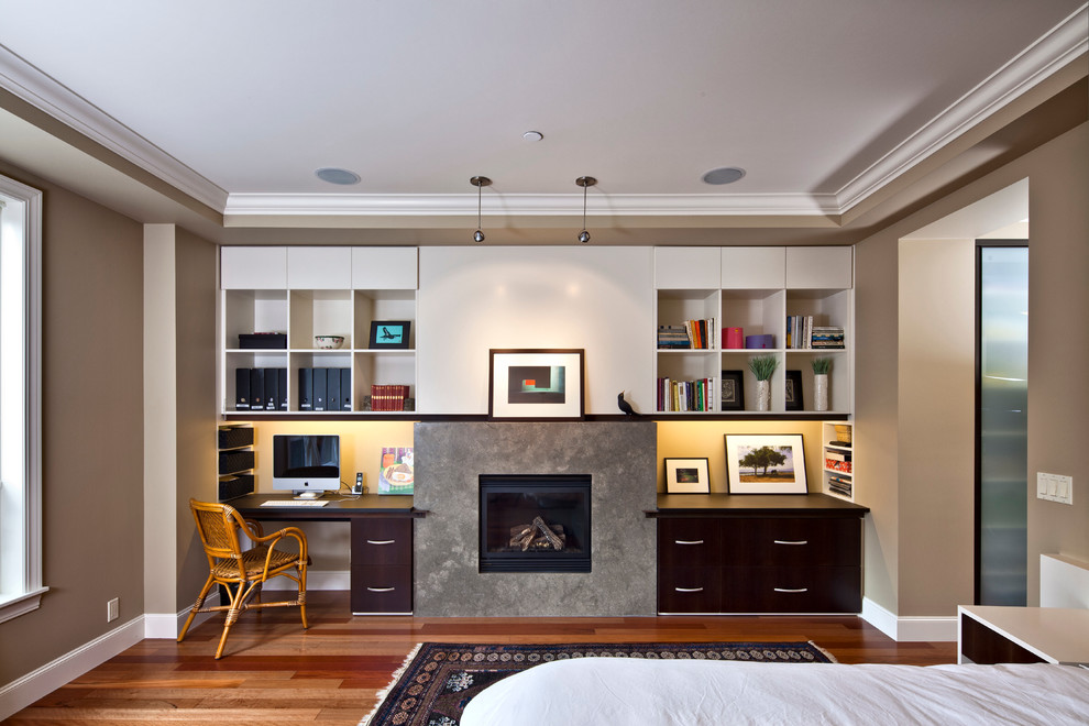 Mittelgroßes Klassisches Hauptschlafzimmer mit beiger Wandfarbe, braunem Holzboden, Kamin und Kaminumrandung aus Stein in Seattle