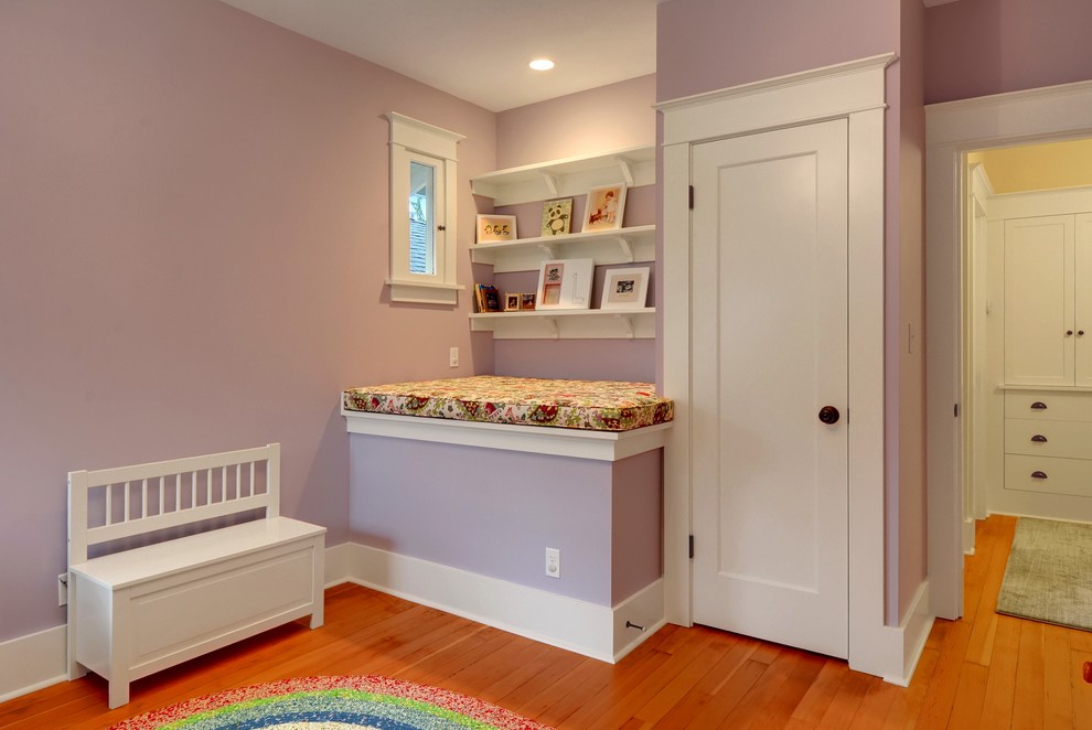 Cette image montre une chambre craftsman avec un mur violet, un sol en bois brun et aucune cheminée.