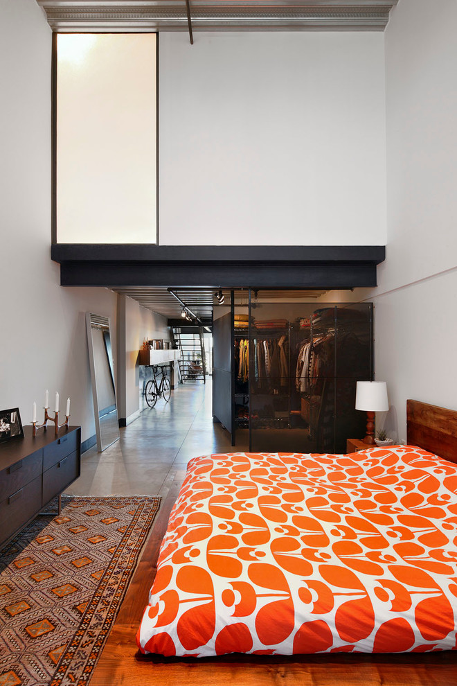 Пример оригинального дизайна: большая хозяйская спальня в стиле модернизм с белыми стенами, бетонным полом и серым полом без камина