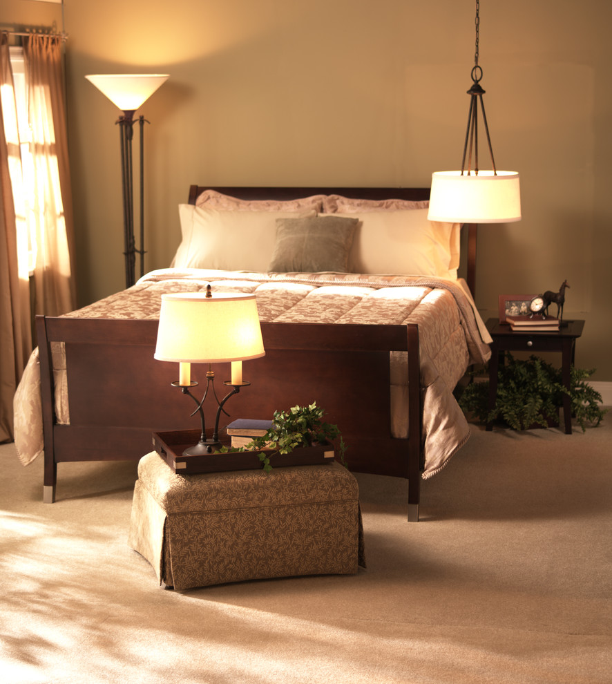 Imagen de dormitorio clásico con paredes beige y moqueta