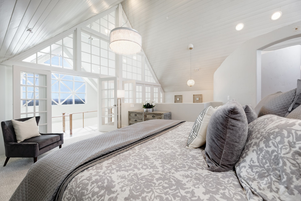 Foto di un'In mansarda camera matrimoniale chic di medie dimensioni con moquette, pavimento grigio, pareti bianche, soffitto in perlinato e soffitto a volta