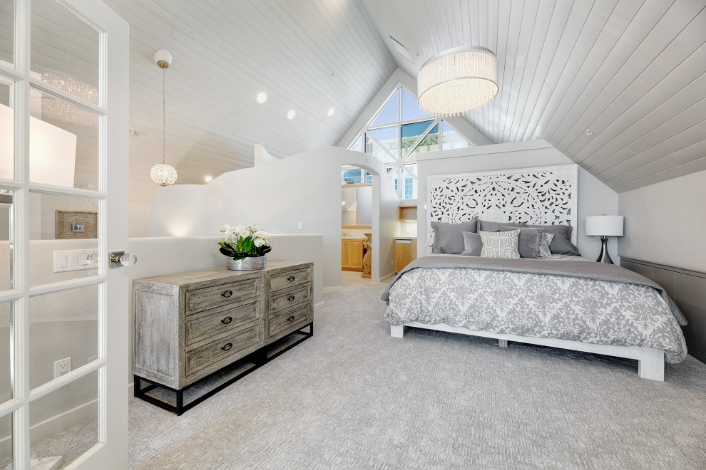 На фото: хозяйская спальня среднего размера в стиле неоклассика (современная классика) с серыми стенами, ковровым покрытием, серым полом, потолком из вагонки, сводчатым потолком и панелями на стенах
