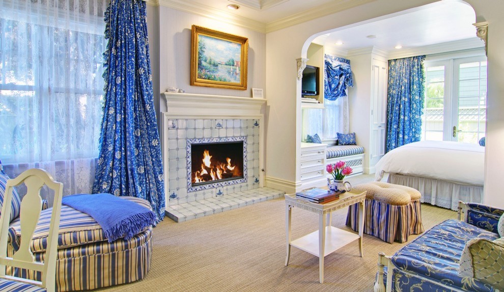 Mittelgroßes Klassisches Gästezimmer mit weißer Wandfarbe, Kamin, gefliester Kaminumrandung und Teppichboden in San Francisco