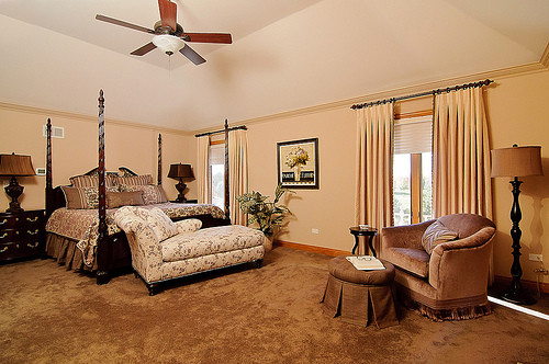 Пример оригинального дизайна: спальня в классическом стиле