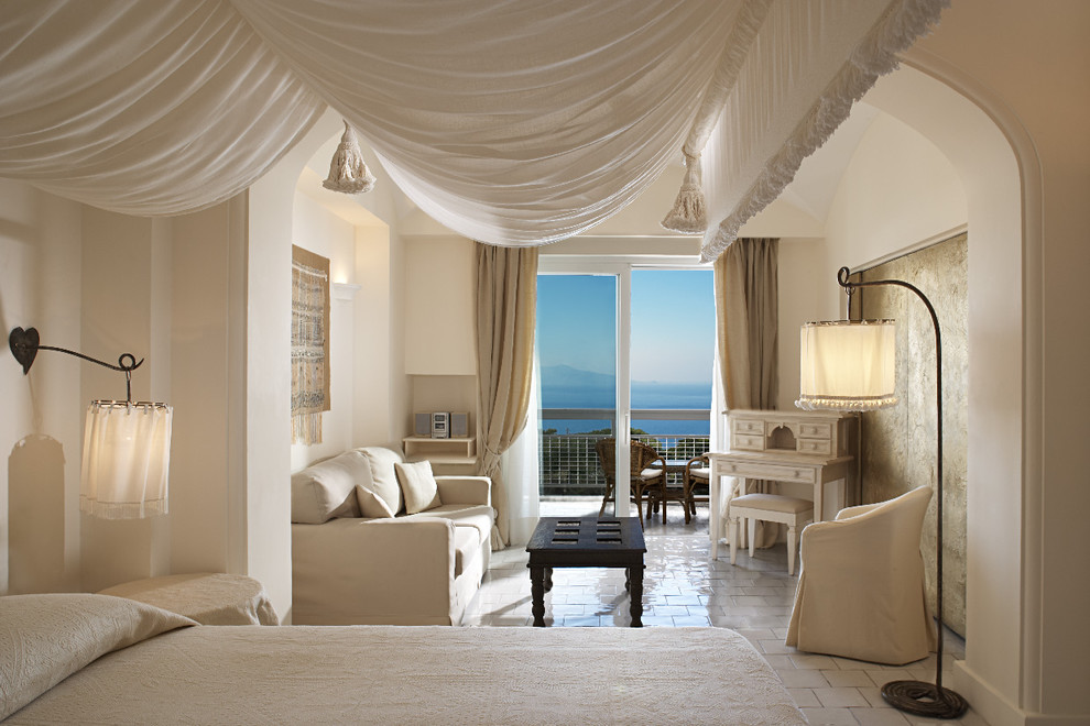 Esempio di una camera da letto mediterranea con pareti bianche