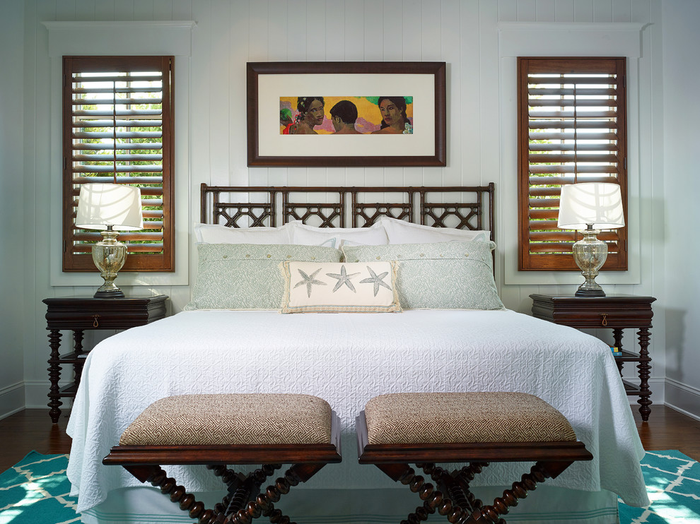 マイアミにあるトロピカルスタイルのおしゃれな寝室 (白い壁)