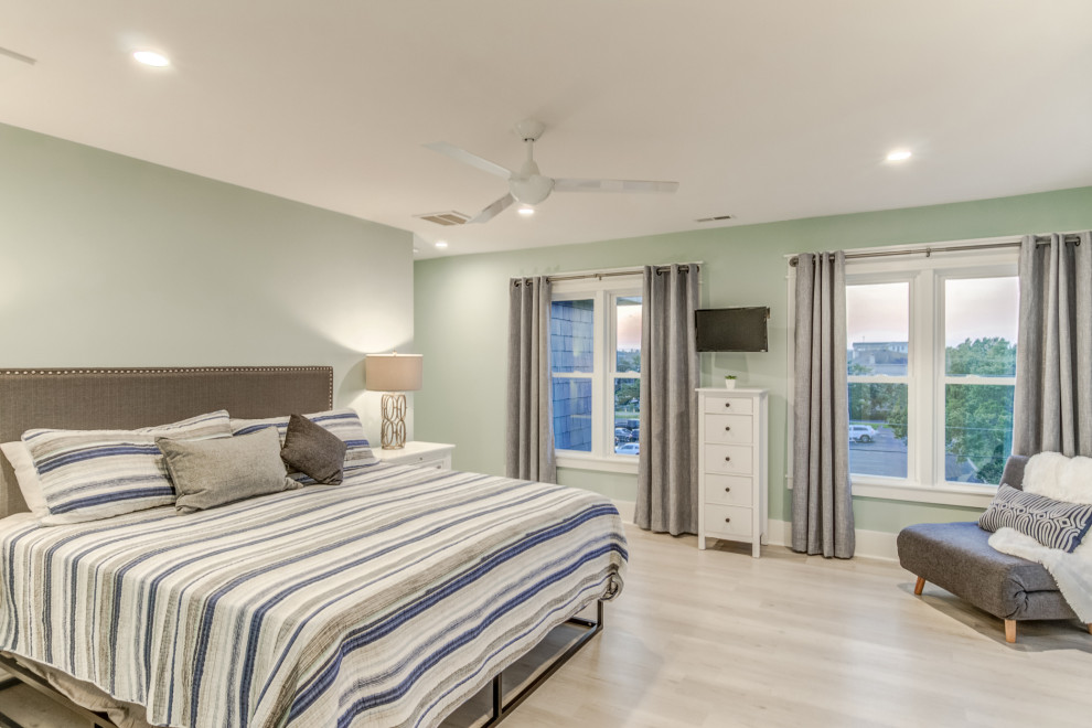 Foto de dormitorio principal marinero grande con paredes verdes, suelo vinílico y suelo gris