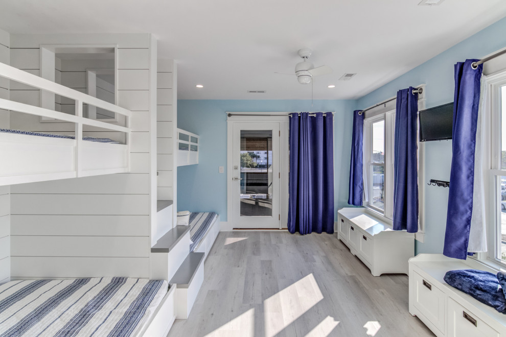 Стильный дизайн: гостевая спальня среднего размера, (комната для гостей) в морском стиле с синими стенами, полом из винила и серым полом - последний тренд
