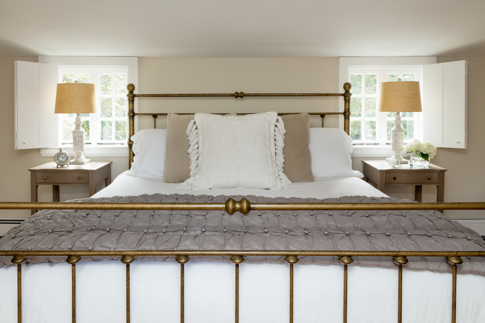 Стильный дизайн: гостевая спальня среднего размера, (комната для гостей) в стиле кантри с паркетным полом среднего тона и коричневым полом - последний тренд