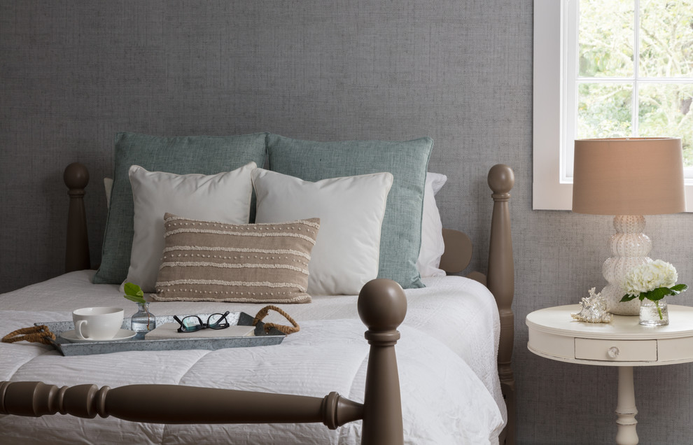 Источник вдохновения для домашнего уюта: гостевая спальня (комната для гостей) в стиле кантри с серыми стенами
